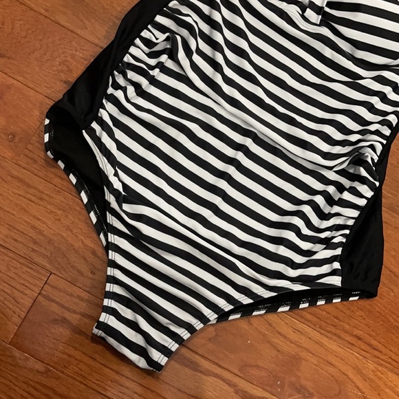 NWT striped one piece swimsuit XL - Picture 2 of 6